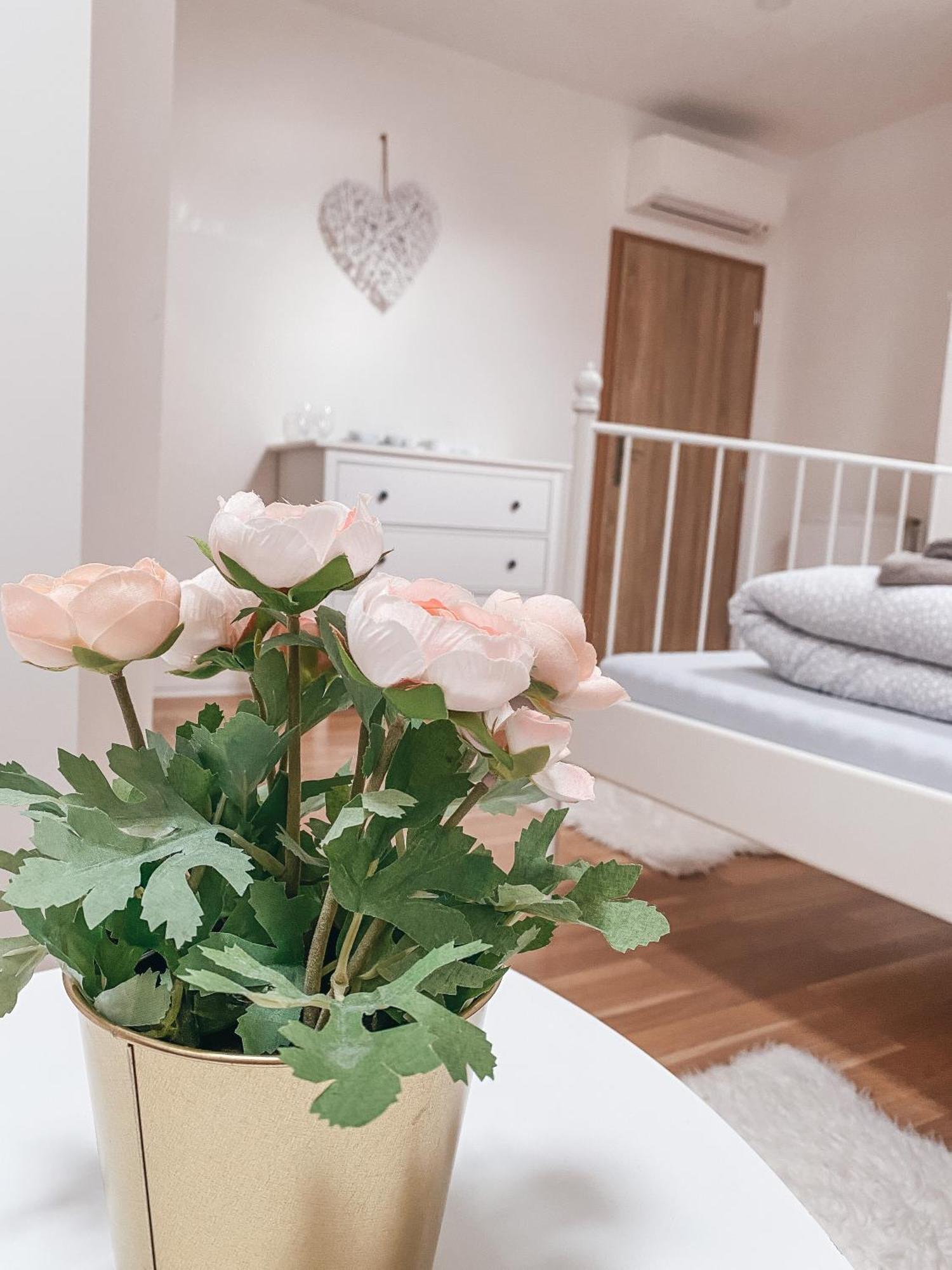 Blue Lotus Apartments Братислава Экстерьер фото